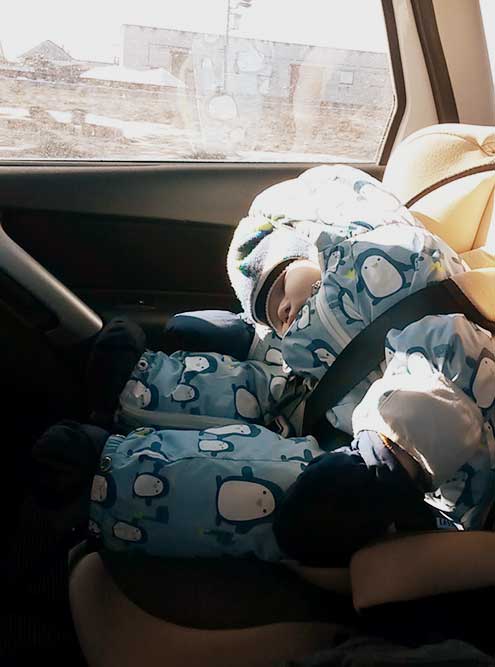 В первом кресле ребенок часто засыпал в машине. Приходилось его будить и сажать или останавливаться и ждать, когда хоть чуть⁠-⁠чуть поспит. Это было неудобно и сильно увеличивало время в пути