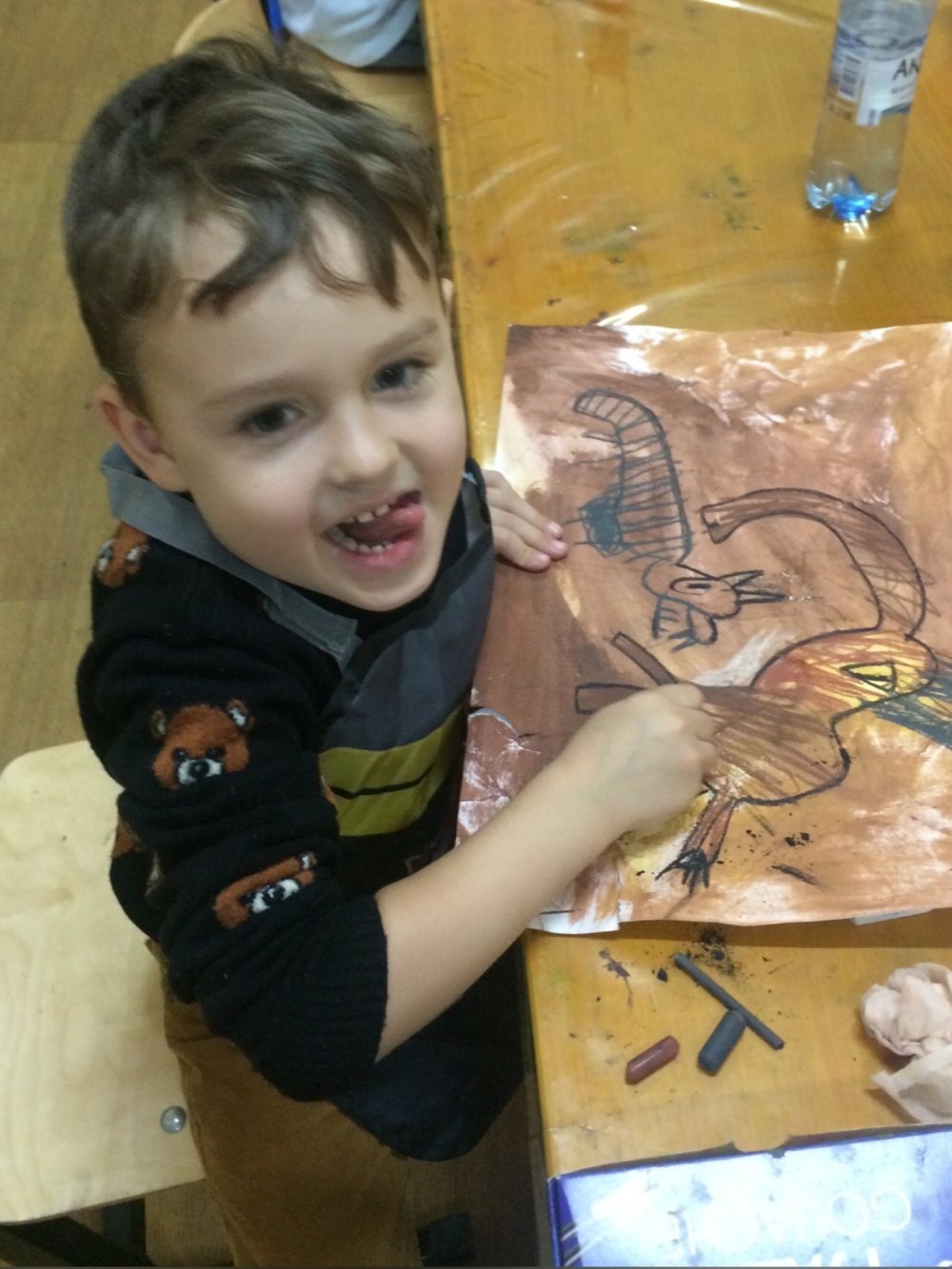Пятилетний сын трудится над собственной «наскальной живописью»: ученики занимаются по программе, которая включает теоретические основы истории искусств