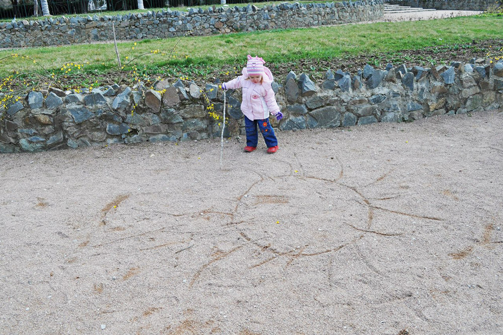 Двухлетняя дочка нарисовала круг практически идеальной формы. Я уверена, что это заслуга занятий по рисованию