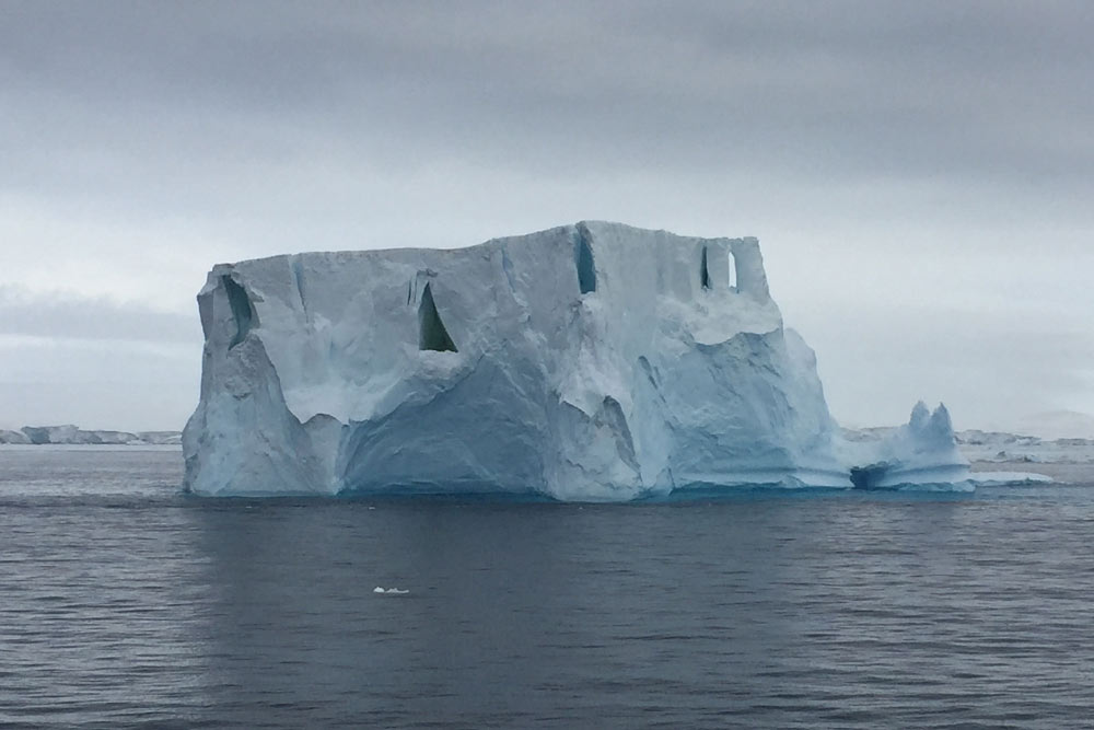 Айсберг в Антарктике, похожий на крепость с бойницами