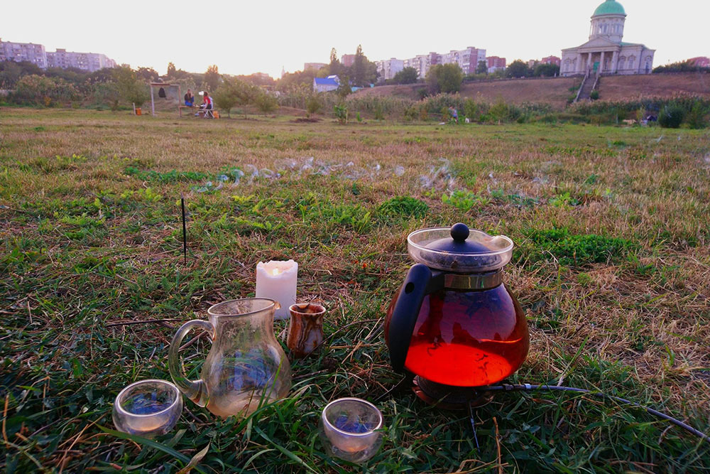 Я беру с собой чайник, даже когда еду отдыхать на природу. Люблю любоваться цветом чая в лучах заходящего солнца
