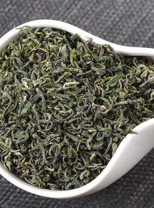 Это зеленый чай Синь Си Люй Ча, он стоит около 1200 ₽ за 100 г. Обычно зеленый чай выглядит именно так. Источник: daochai.ru