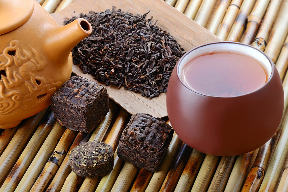 Настой пуэра Шу похож на настой красного чая: они оба сильноферментированные. Но если Шу заварить крепко, он будет почти черным, с маслянистым отливом. Источник: eAlisa \ Shutterstock