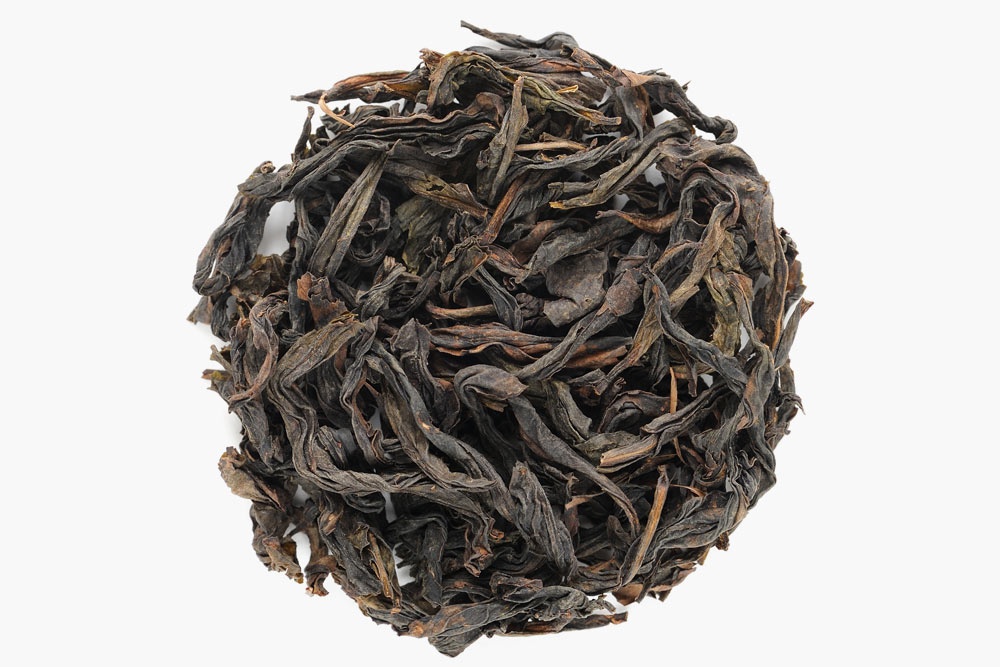 В темных улунах листья скручиваются поперечно, имеют более темный цвет и терпкий аромат. Это чай Хуачунь Да Хун Пао. Источник: Alexey Borodin \ Shutterstock