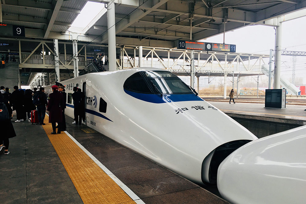 Китайский скоростной поезд развивает скорость до 350 км/ч, а может разогнаться и до 450 км/ч
