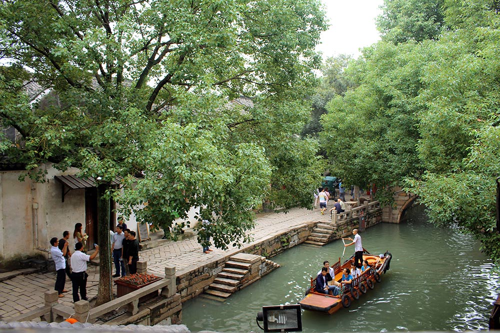 По реке туристов катают на гондолах, а в ресторанах у воды едят крабов и корни лотоса
