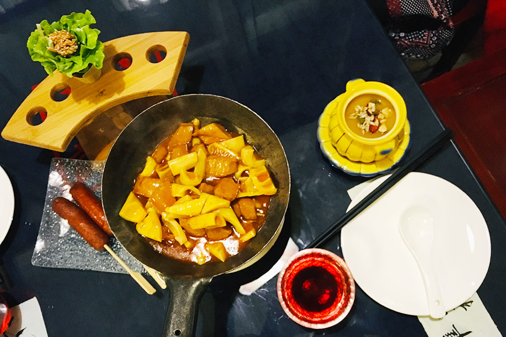 Веганская еда: сосиски из растительного белка сейтана, жареные овощи с тофу, тыквенный суп, ягодный чай