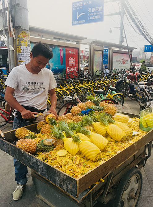 По всему Китаю встречаются магазины на колесах, где чистят и продают фрукты