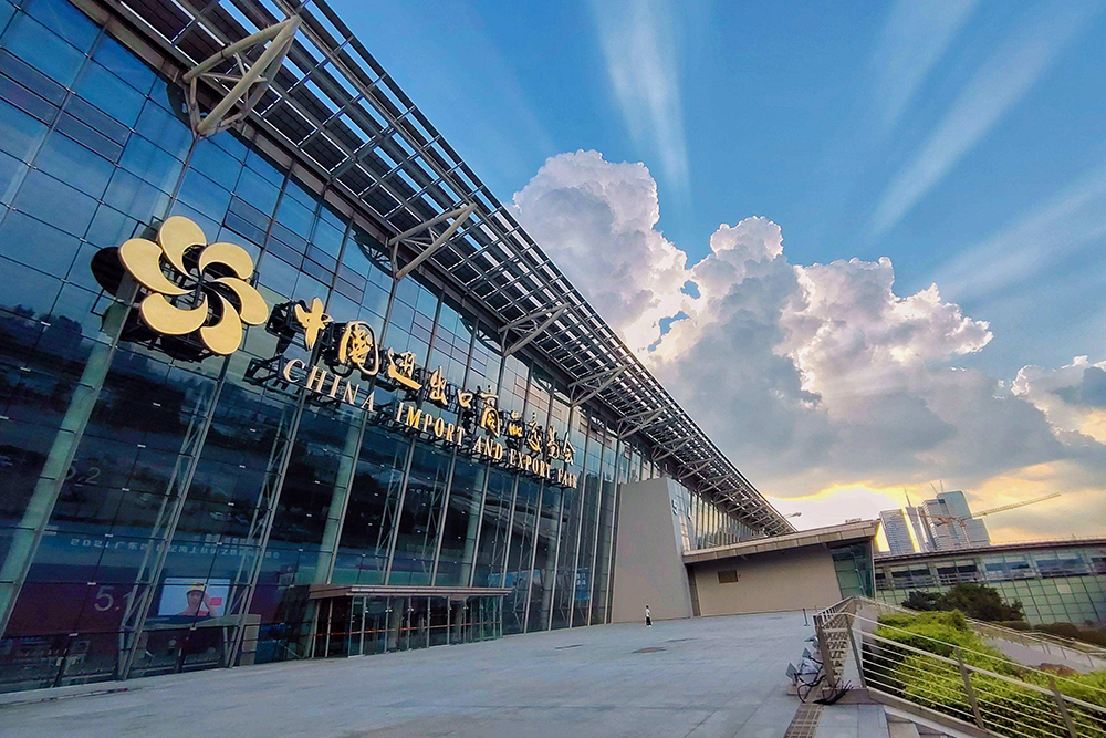 Главный павильон Кантонской ярмарки — самой масштабной выставки Азии. Длится выставка 21 день