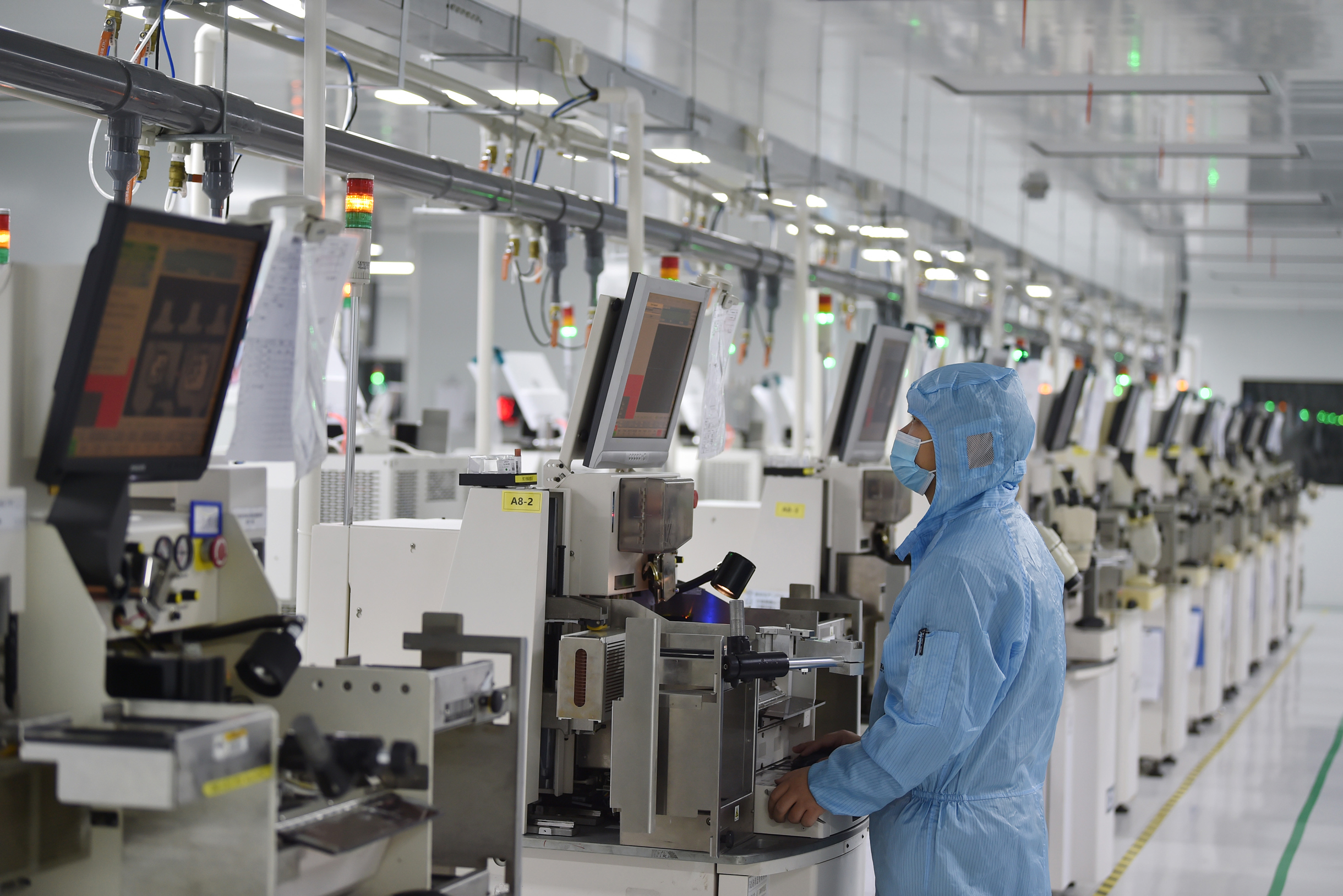Производство микросхем в чистой зоне на полупроводниковом заводе в Суцяне, Китай, 2023 год. Фотография: Costfoto / NurPhoto via Getty Images