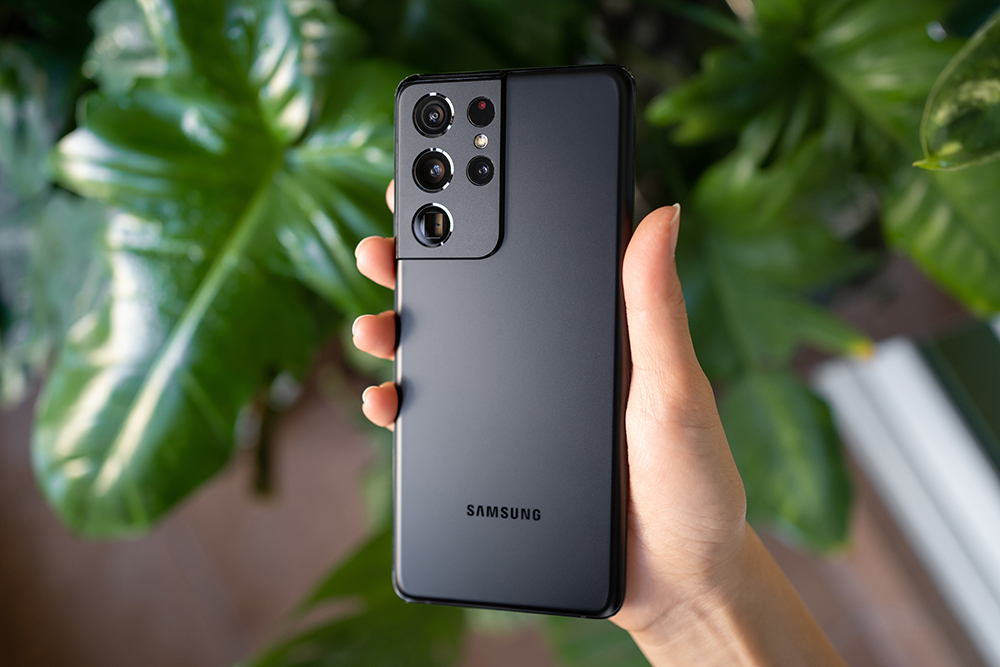 Например, у Samsung Galaxy S21 Ultra четыре модуля камеры: основной, сверхширокий и два телеобъектива. Также есть лазерный автофокус и вспышка. Фото: mokjc / Shutterstock