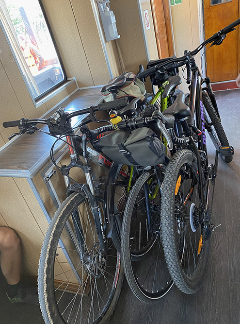 По бокам — два горных велосипеда, посередине — туринг и циклокросс