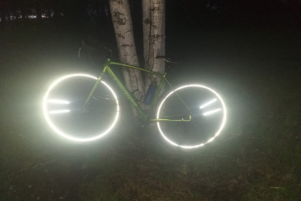 На колеса турингового велосипеда я установила световозвращатели с «Алиэкспресса» — так они выглядят в темное время суток при свете фонарика. На набор я потратила около 250 ₽