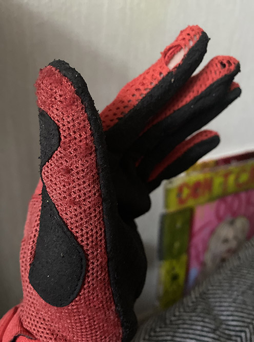 Перчатки Fox Dirtpaw приходится зашивать каждые четыре месяца. Одновременно мы купили перчатки Fox Ranger для мужа — с ними почти ничего не случилось: там однородная и более плотная ткань