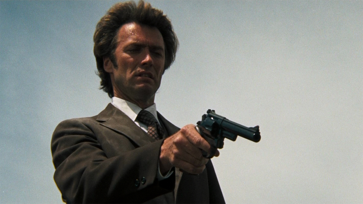 Клинт Иствуд в роли инспектора Гарри Каллахана запомнился, в частности, культовым монологом о количестве выстрелов из револьвера. Источник: Warner Bros.