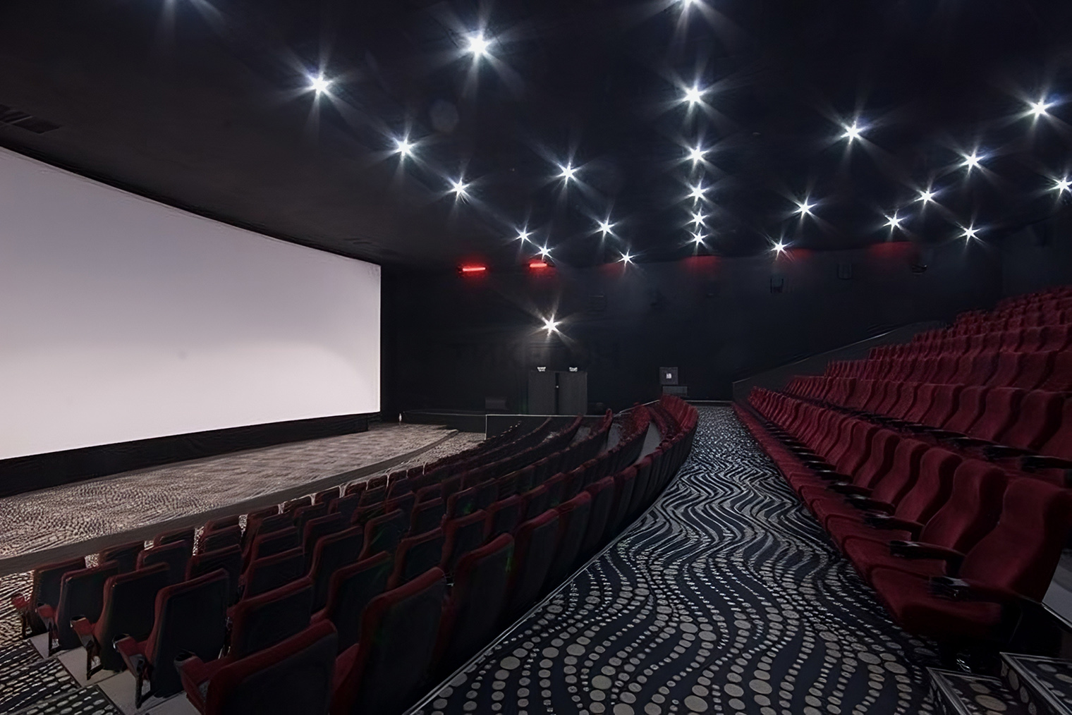 Единственный зал кинотеатра «Казахстан» на 406 мест — современный и просторный. Источник: ticketon.kz