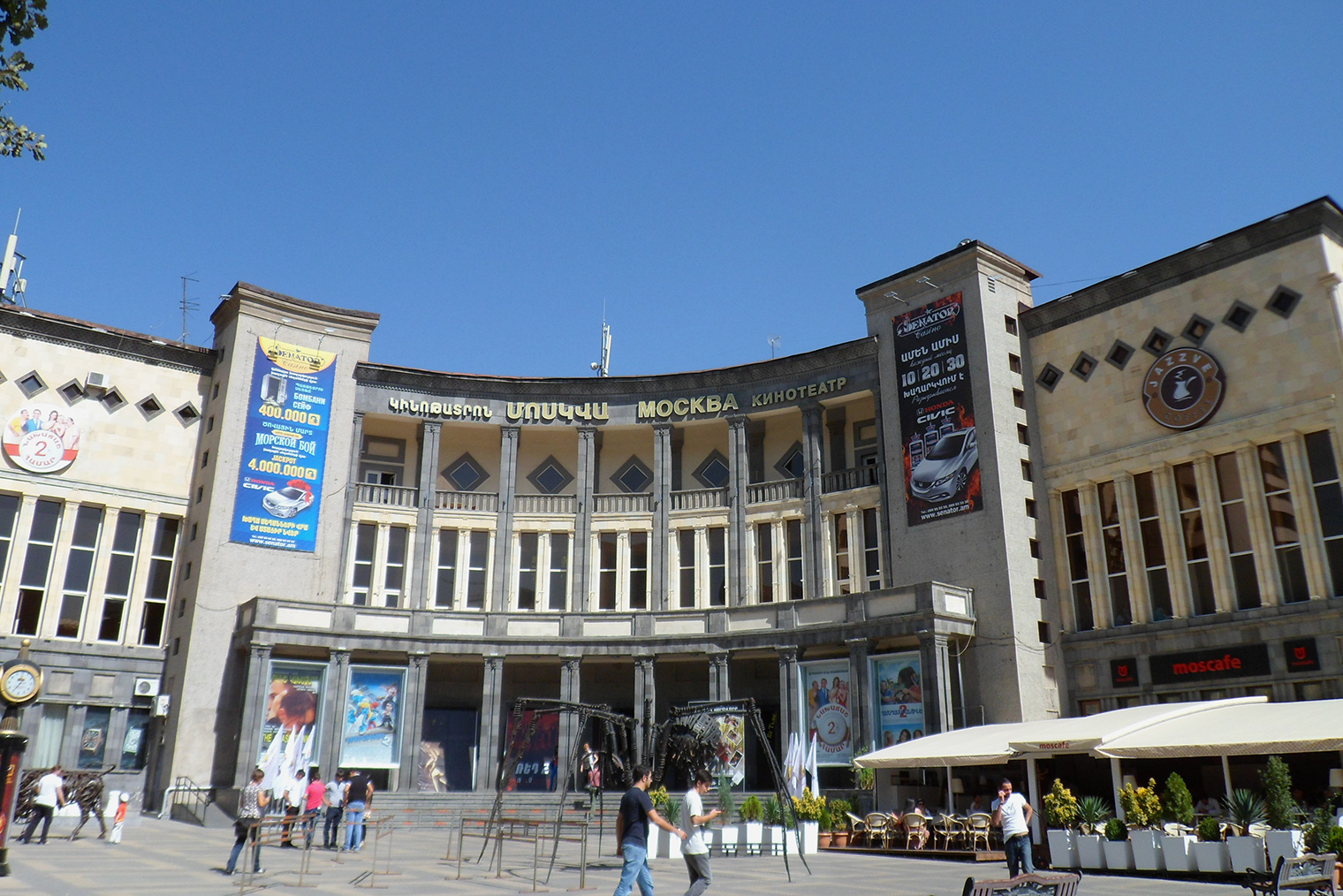Выглядит кинотеатр «Москва» внушительно — как и подобает зданию с богатой историей. Источник: wikipedia.org
