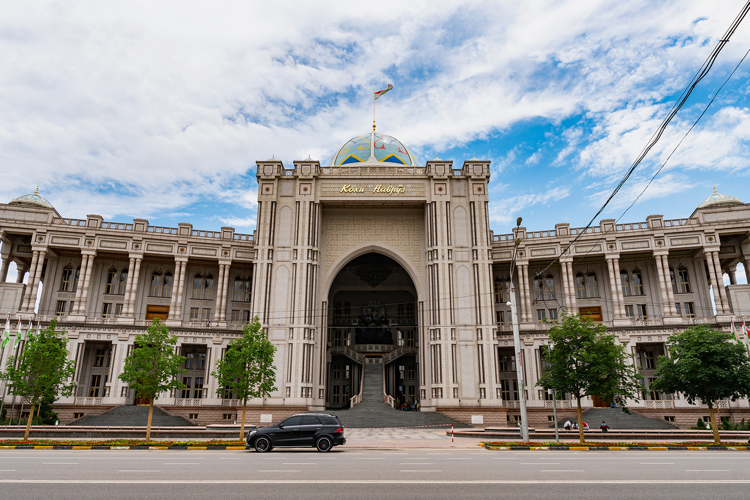 Кинотеатр расположился внутри дворца «Кохи Навруз» — современной архитектурной гордости Таджикистана. Фото: AlexelA / Shutterstock
