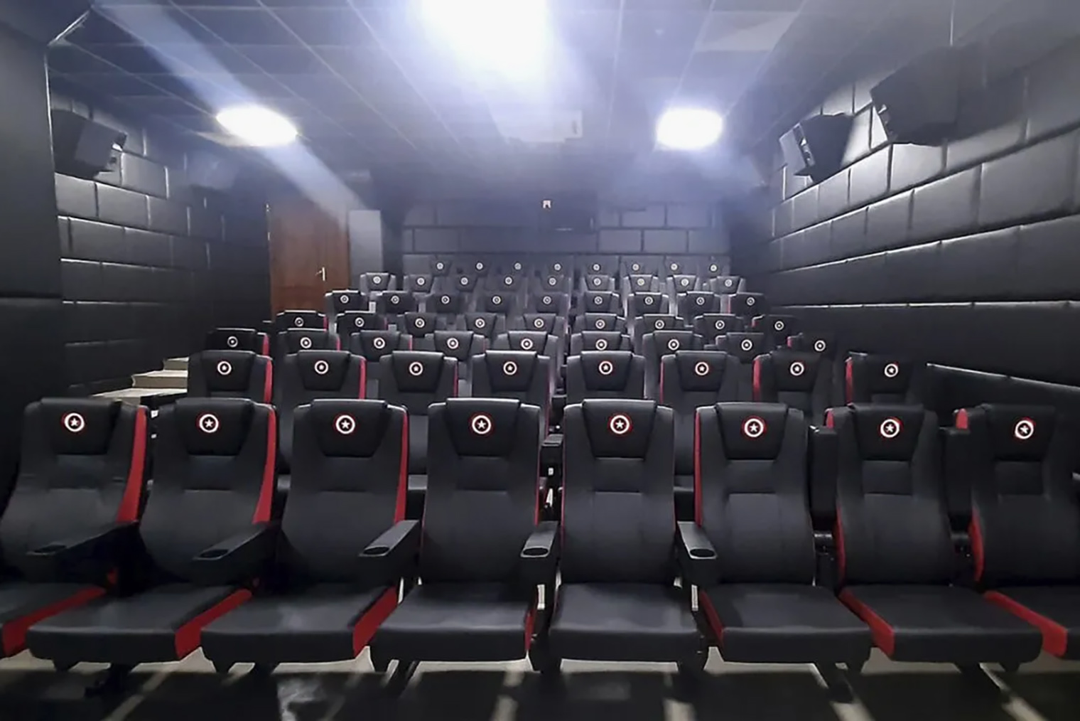 Если хотите сидеть в креслах с логотипом Капитана Америки — вам в Next Cinema. Источник: goldenpages.uz