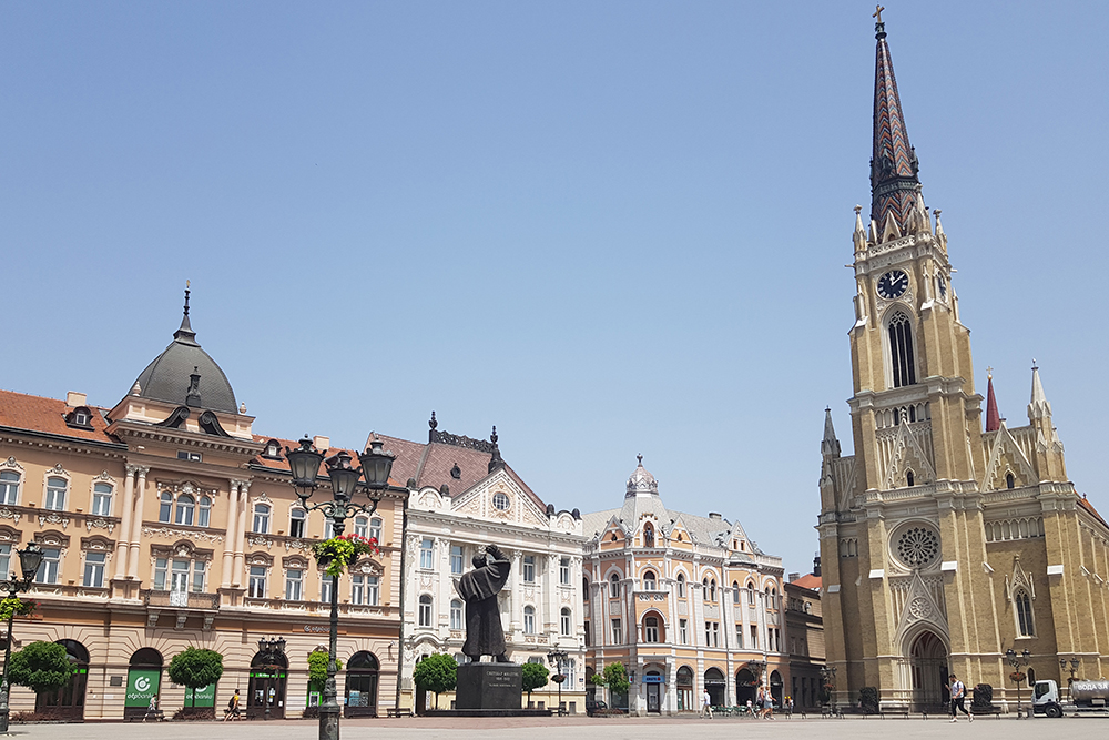 Справа — церковь Святой Марии, а в центре площади стоит памятник градоначальнику Светозару Милетичу, который руководил городом в 19 веке
