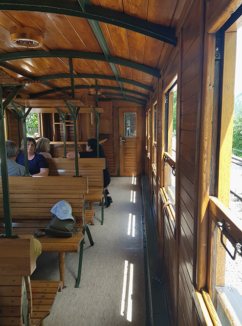 В поезде есть скамейки, но интереснее занять места у открытого окна
