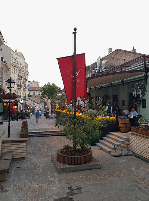 В центре города много пешеходных улиц, но Скадарска — самая живописная