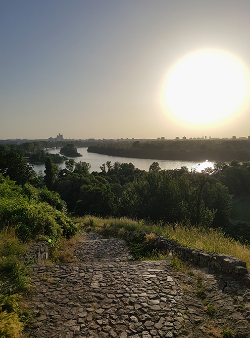 Белградская крепость — любимая локация горожан для встречи закатов. Сюда стоит прийти ближе к вечеру