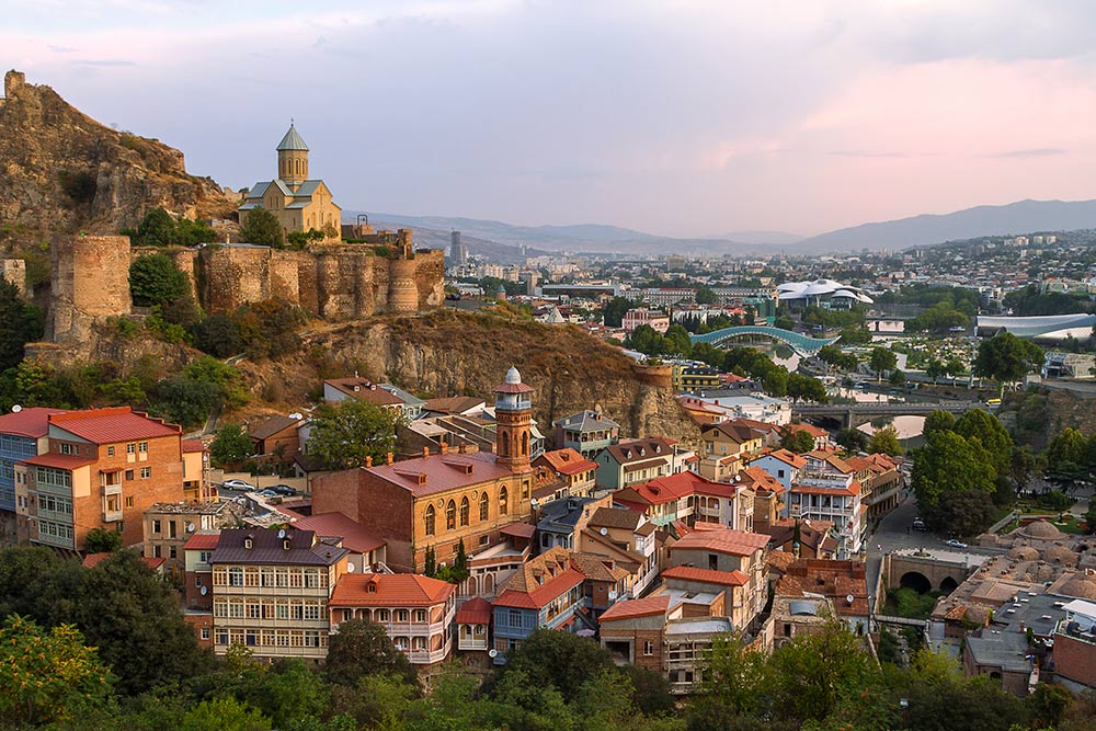 Центр Тбилиси с крепостью Нарикала на горе. Источник: MehmetO / Shutterstock