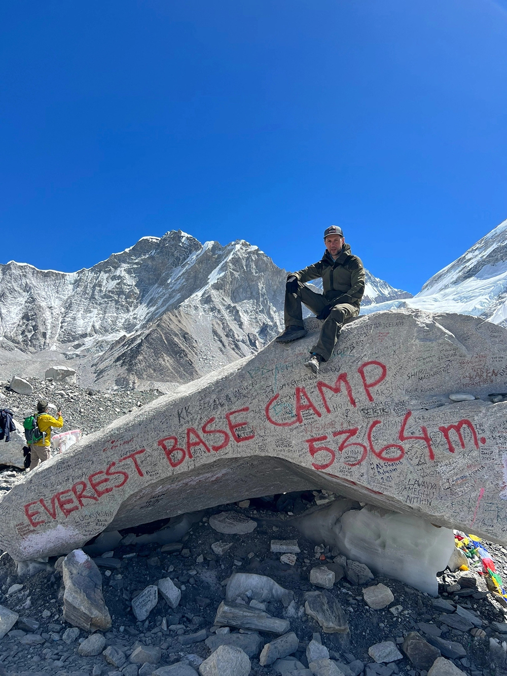 В базовом лагере живут альпинисты со всего мира, по умолчанию разговорный язык — английский