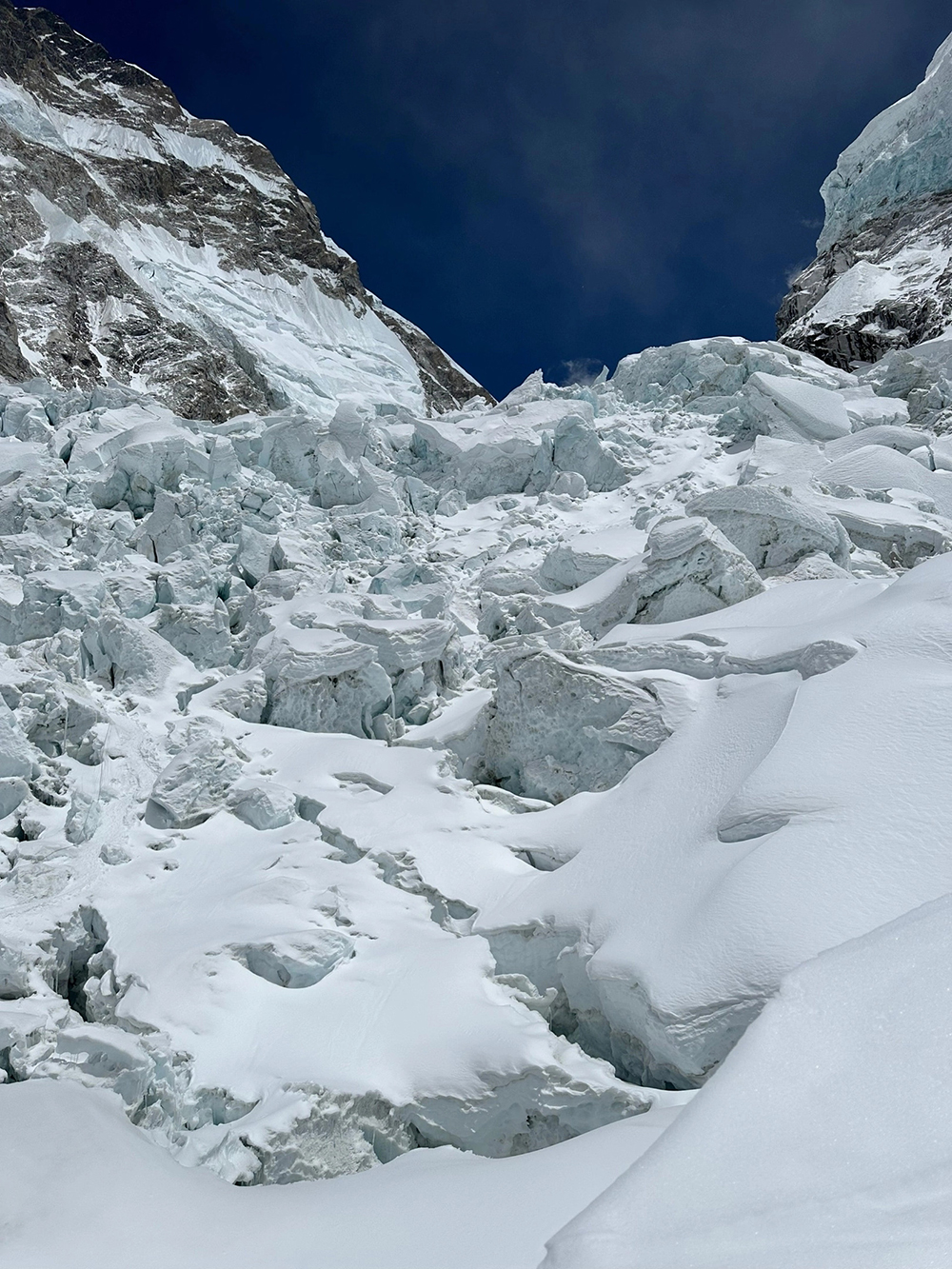 Ледопад Кхумбу — это миллионы тонн льда и снега, которые регулярно убивают людей