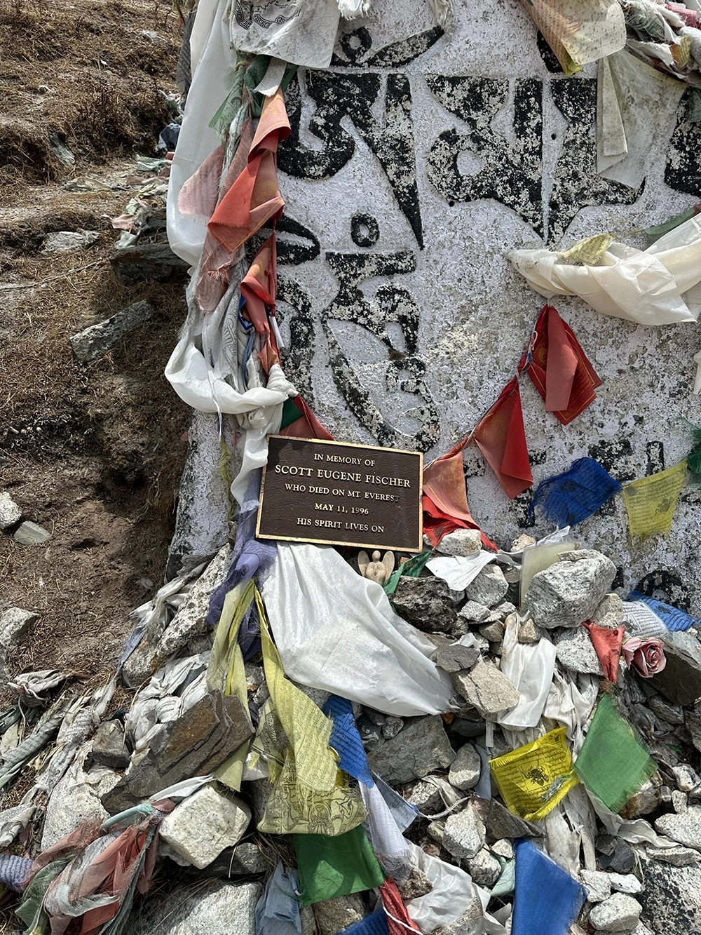 На Эвересте можно встретить много мемориалов погибшим альпинистам