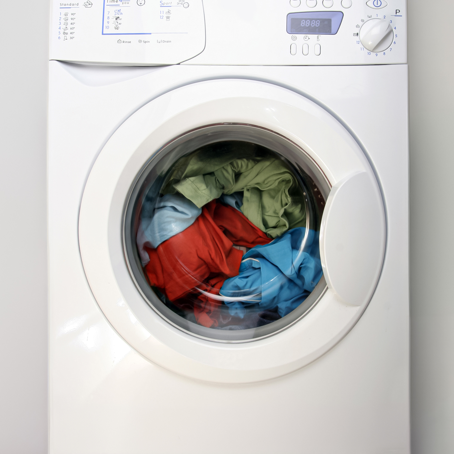 Не держать грязное белье в закрытой стиральной машинке