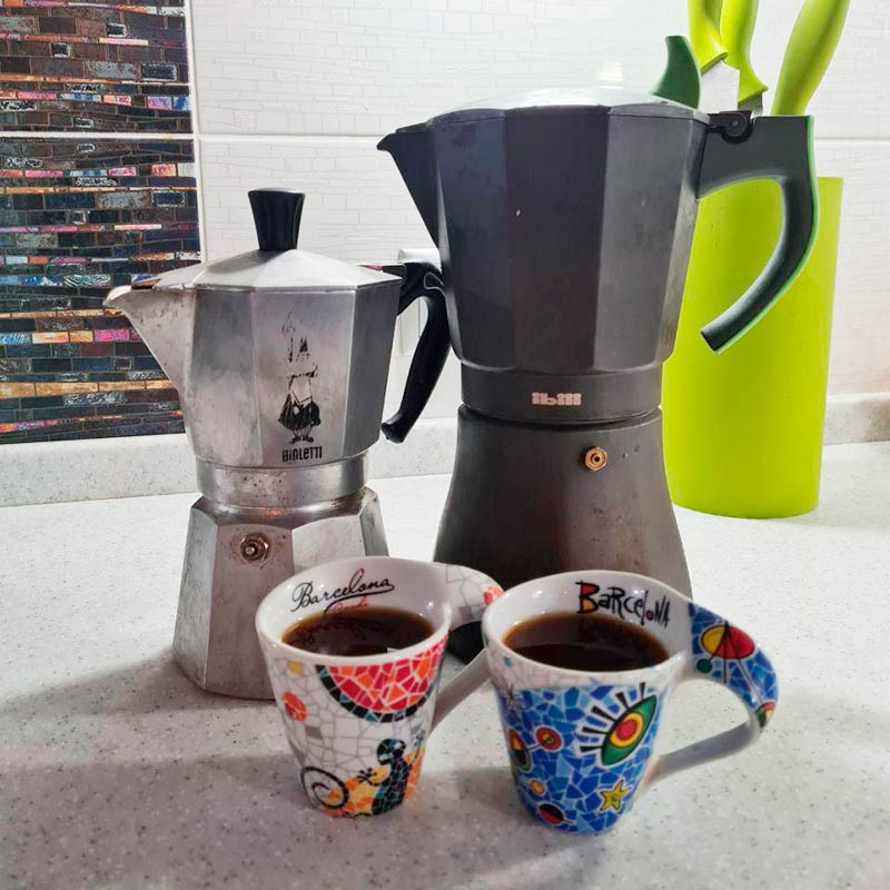 Кофеварки и любимые кофейные чашки из Барселоны