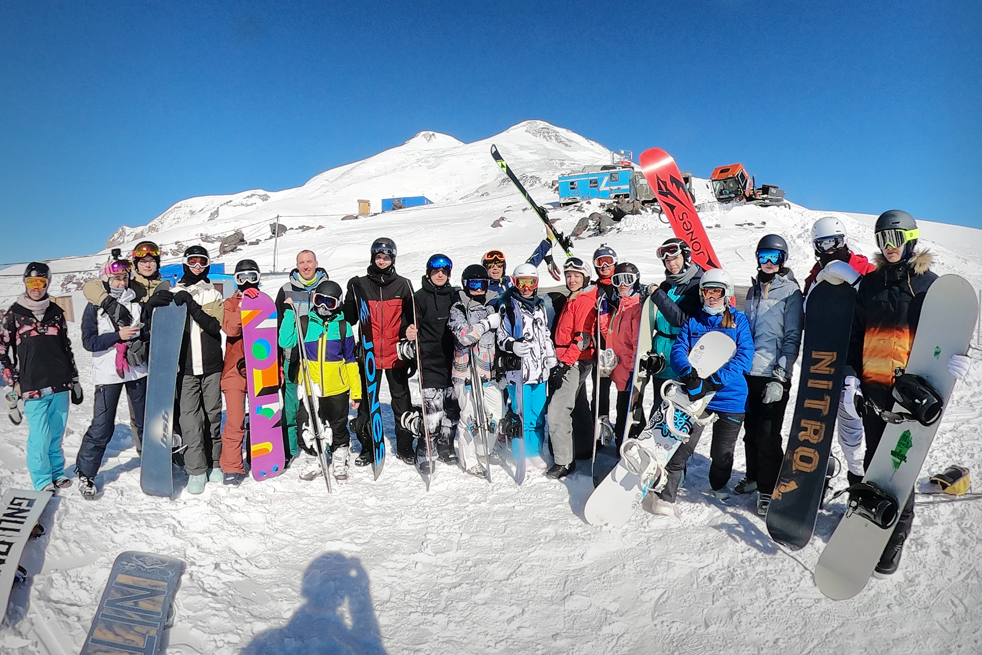 Участники школы по сноуборду и горным лыжам на горе Эльбрус. Разобрались с карвингом, фрирайдом и научились кайфовать, а не страдать
