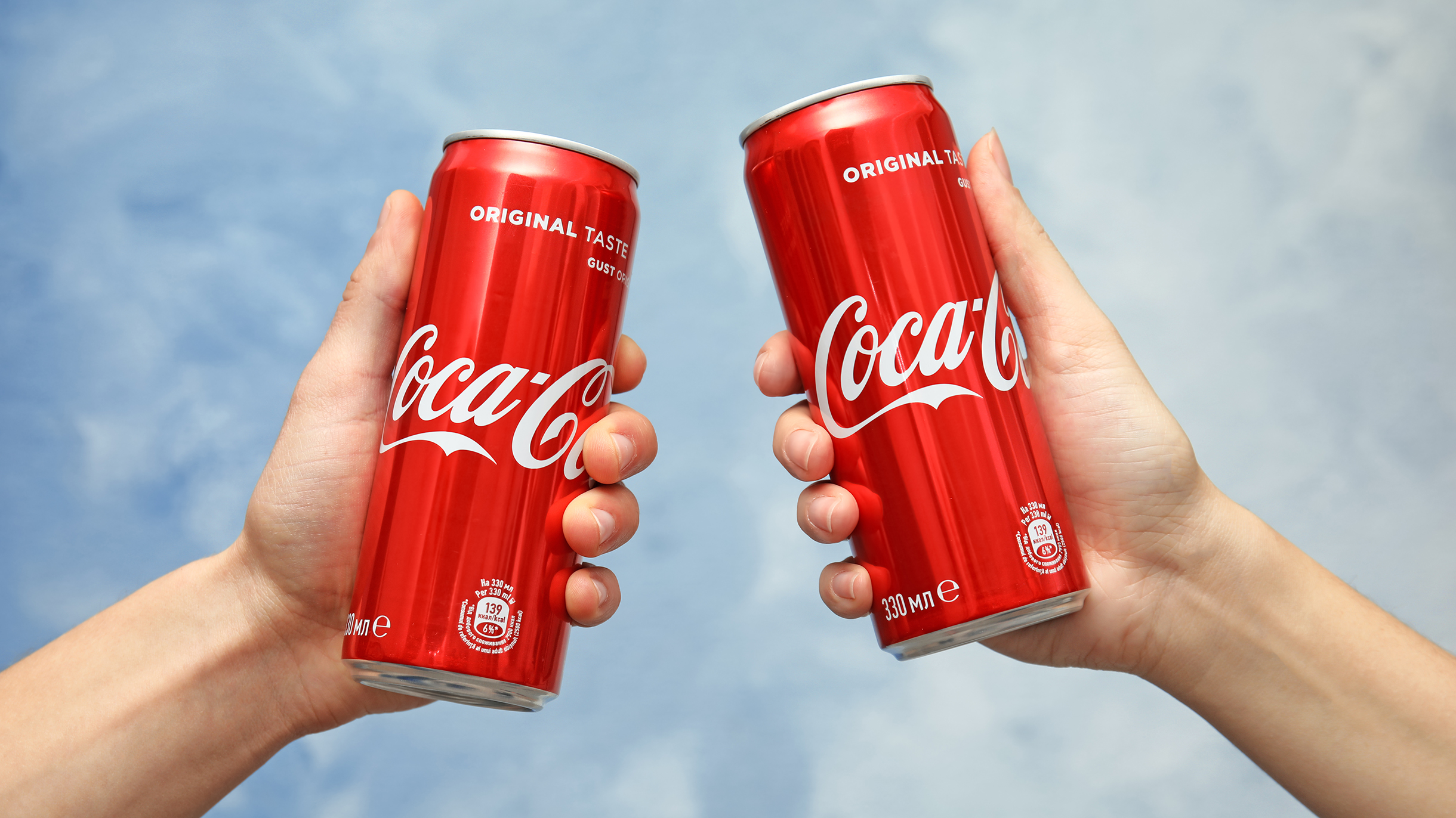 Coca-Cola остается в лидерах продаж газировки в России. Как ее ввозят и чем пытаются заменить