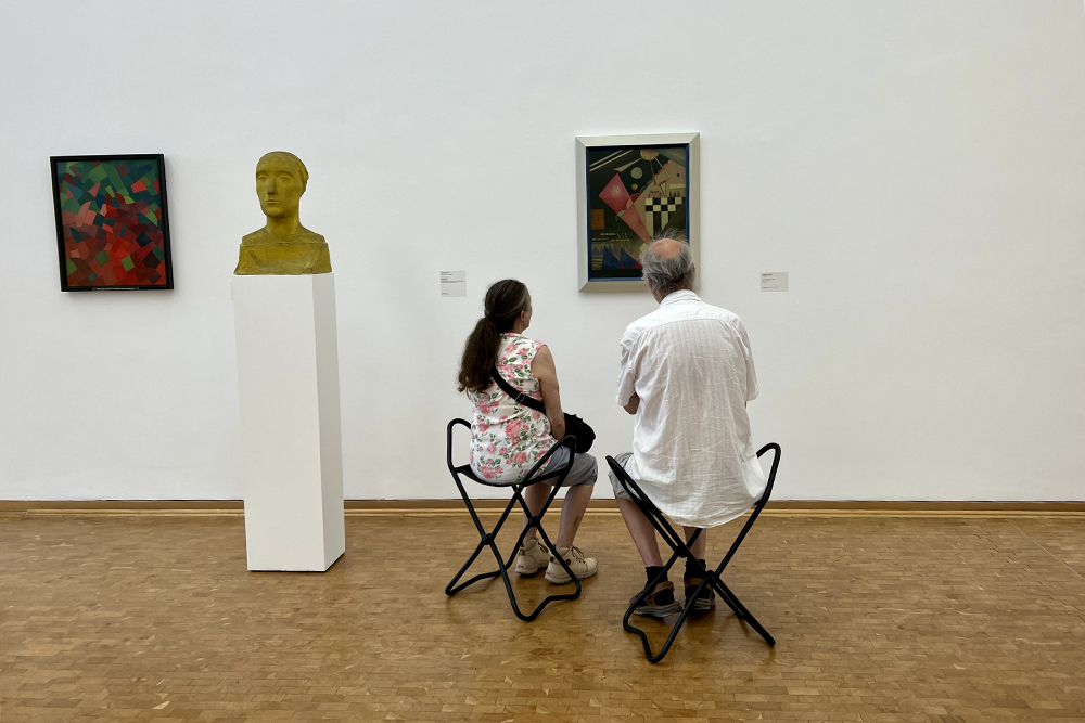 В Музее Людвига, где выставлены произведения современного искусства, можно провести много часов. Эти люди обсуждают картину «Тихий розовый» Василия Кандинского