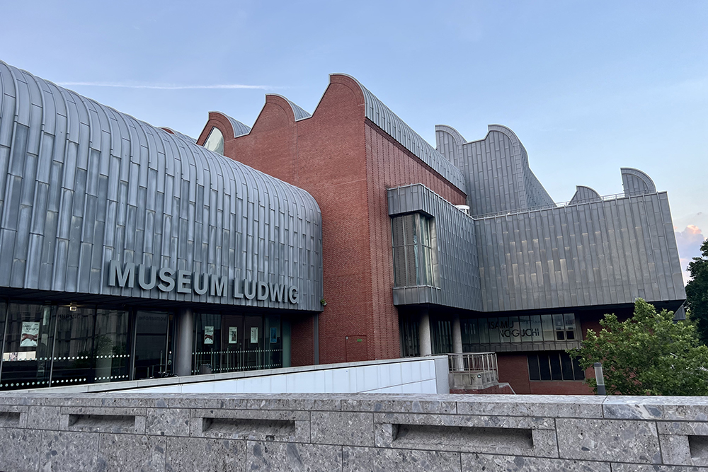 Здание построили специально для Музея Людвига. Его открыли в 1986 году
