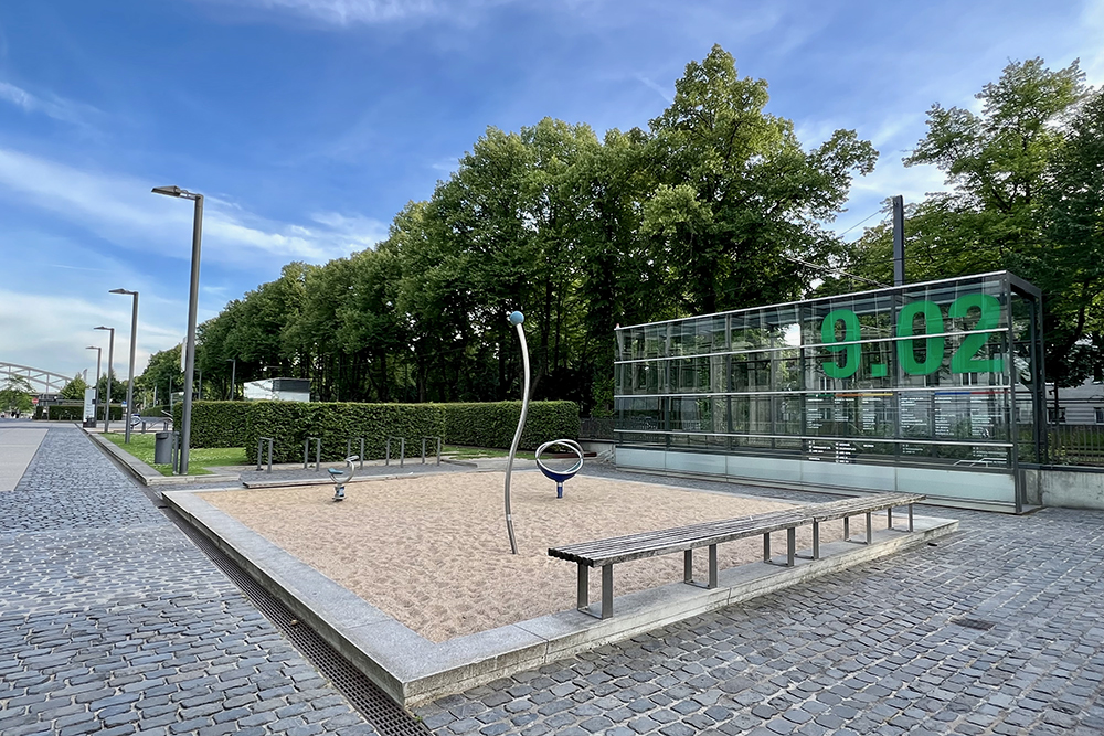 У каждого подъезда Das Siebengebirge есть минималистичные детские площадки и велопарковки