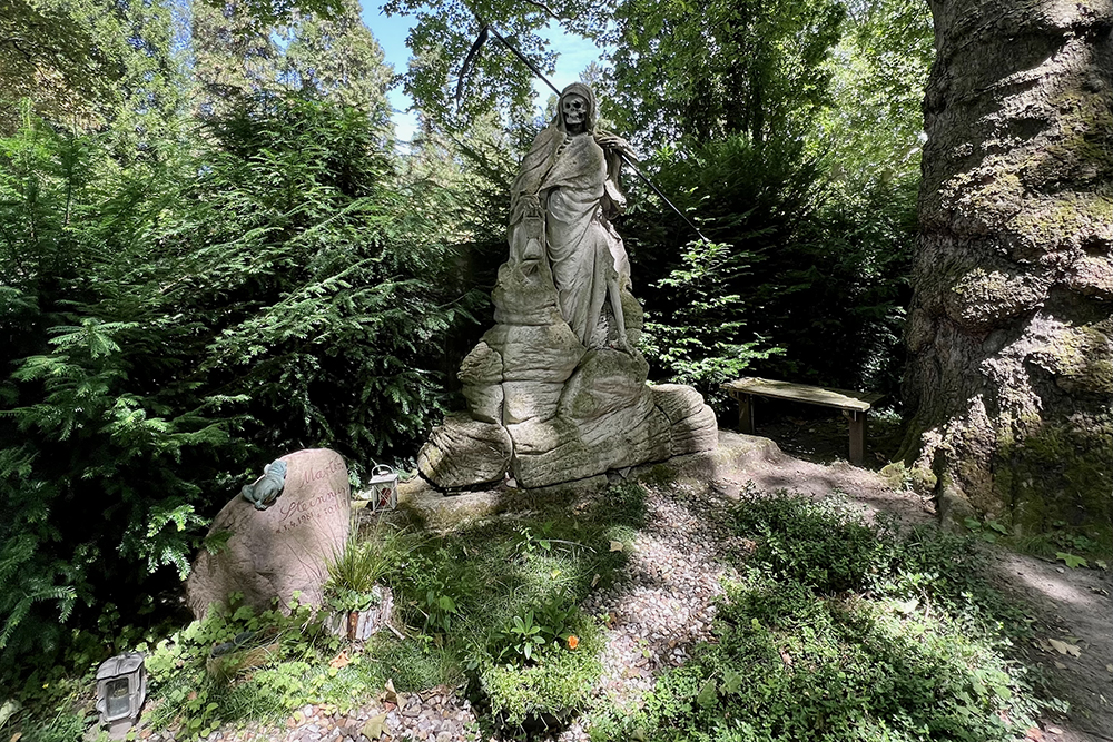 Одно из самых известных надгробий Мелатена — Смерть с косой. Было грустно узнать, что оно стоит на могиле 11⁠-⁠летнего мальчика
