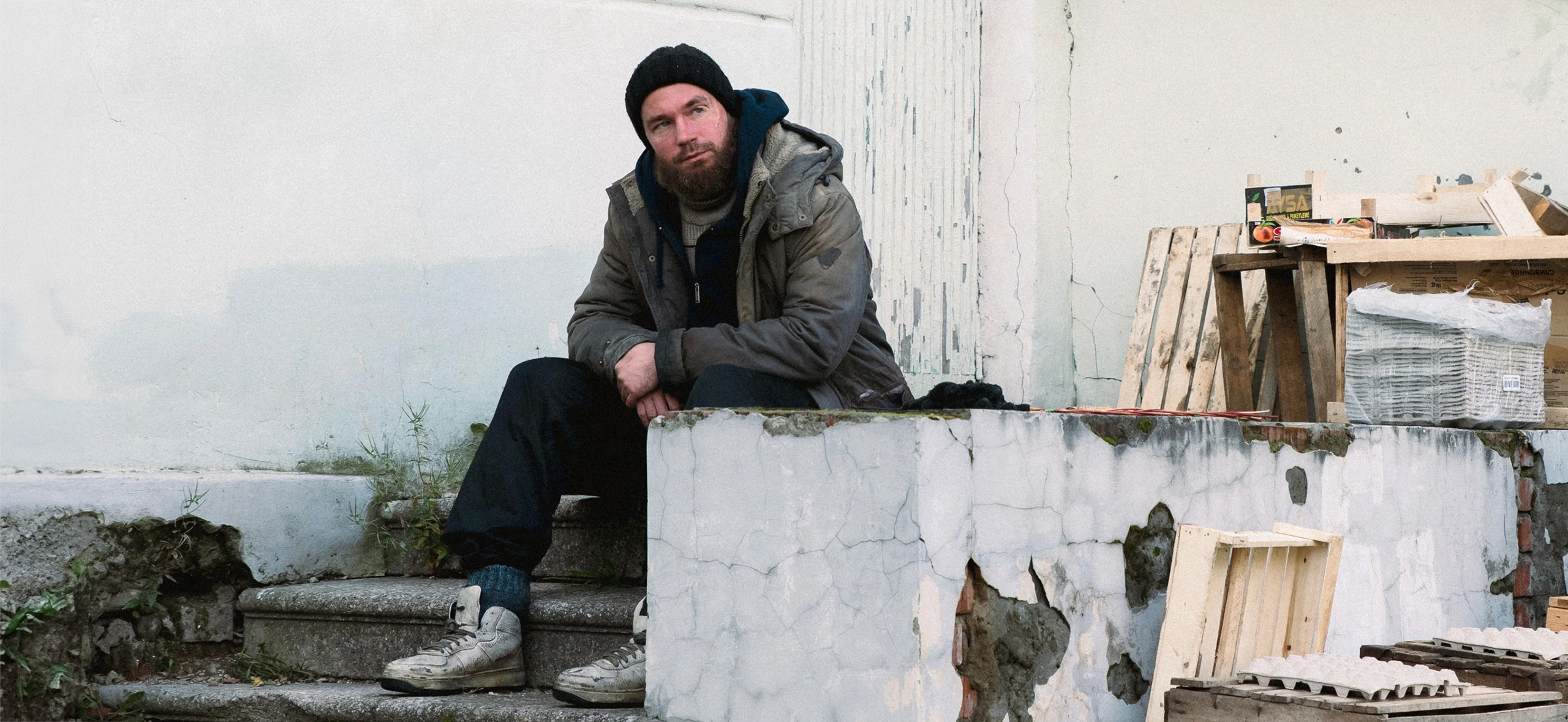 «Камбэк»: серая драма о 2000-х с Александром Петровым в роли потерявшего память бездомного