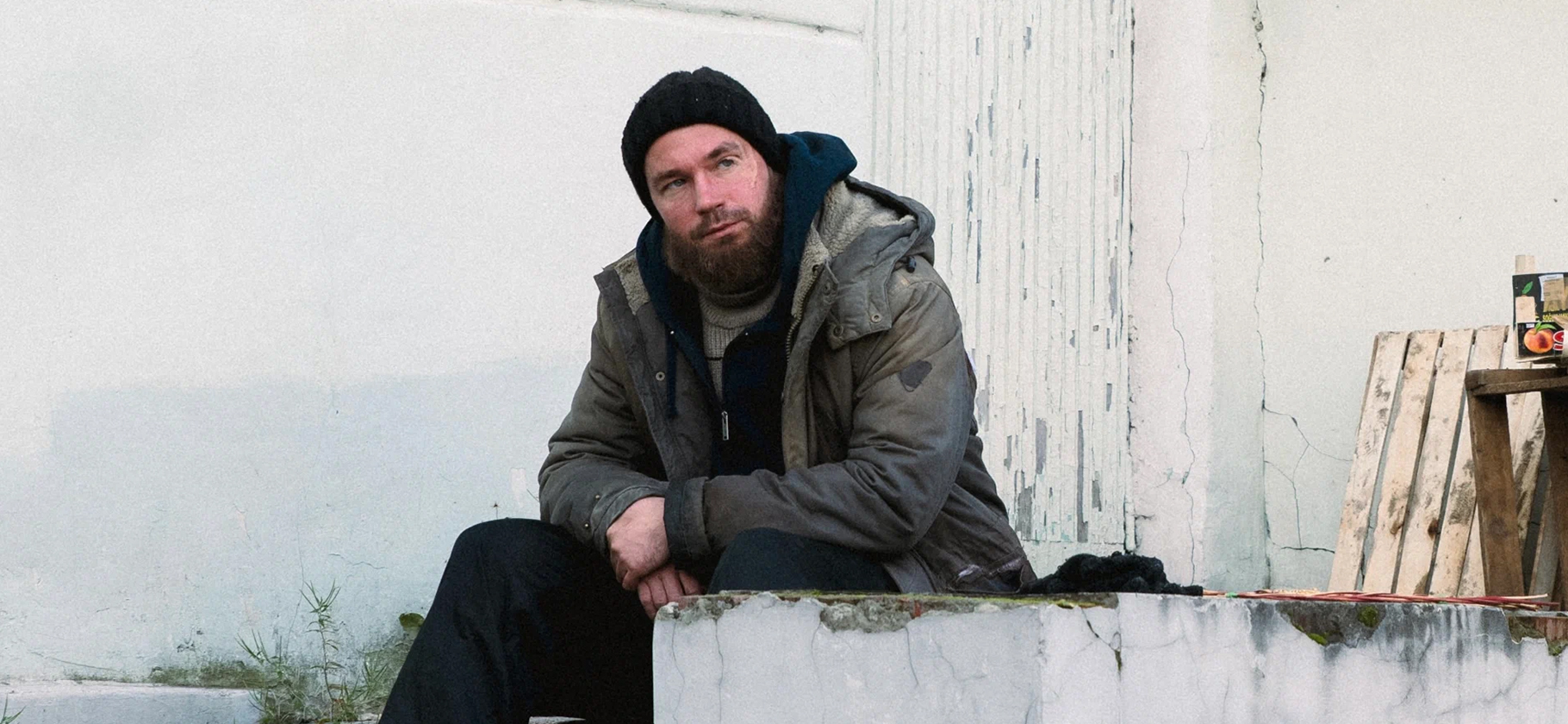 «Камбэк»: серая драма о 2000-х с Александром Петровым в роли потерявшего память бездомного