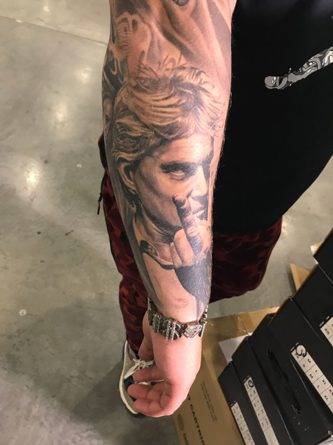 На руке у Андрея татуировка — портрет Олега Тинькова