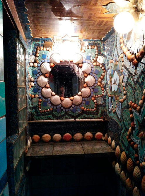 Самая красивая ванная комната, украшенная мозаикой из керамики и ракушек. Вход в душевую — слева