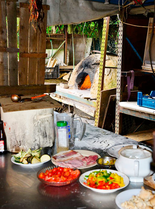 Летнюю кухню открыли, когда мы приехали в «Берекло». Я перемыла там гору посуды, слушая подкаст. Фото: debereklauwfoundation.be