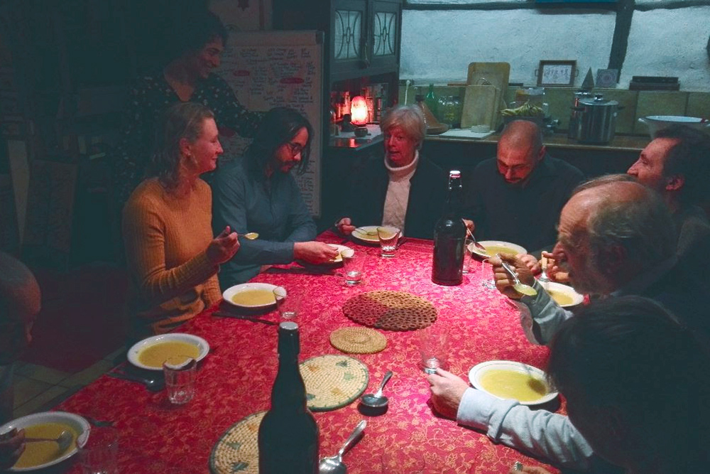 Так выглядят совместные трапезы зимой. Летом мы ели во дворе или в летней столовой. Непременный ритуал перед едой — подержаться за руки несколько секунд, пока кто⁠-⁠то не скажет «Smakelijk!» — видимо, «приятного аппетита» по⁠-⁠нидерландски. Дальше все едят и беседуют. Фото: рассылка «Плюкрипа»