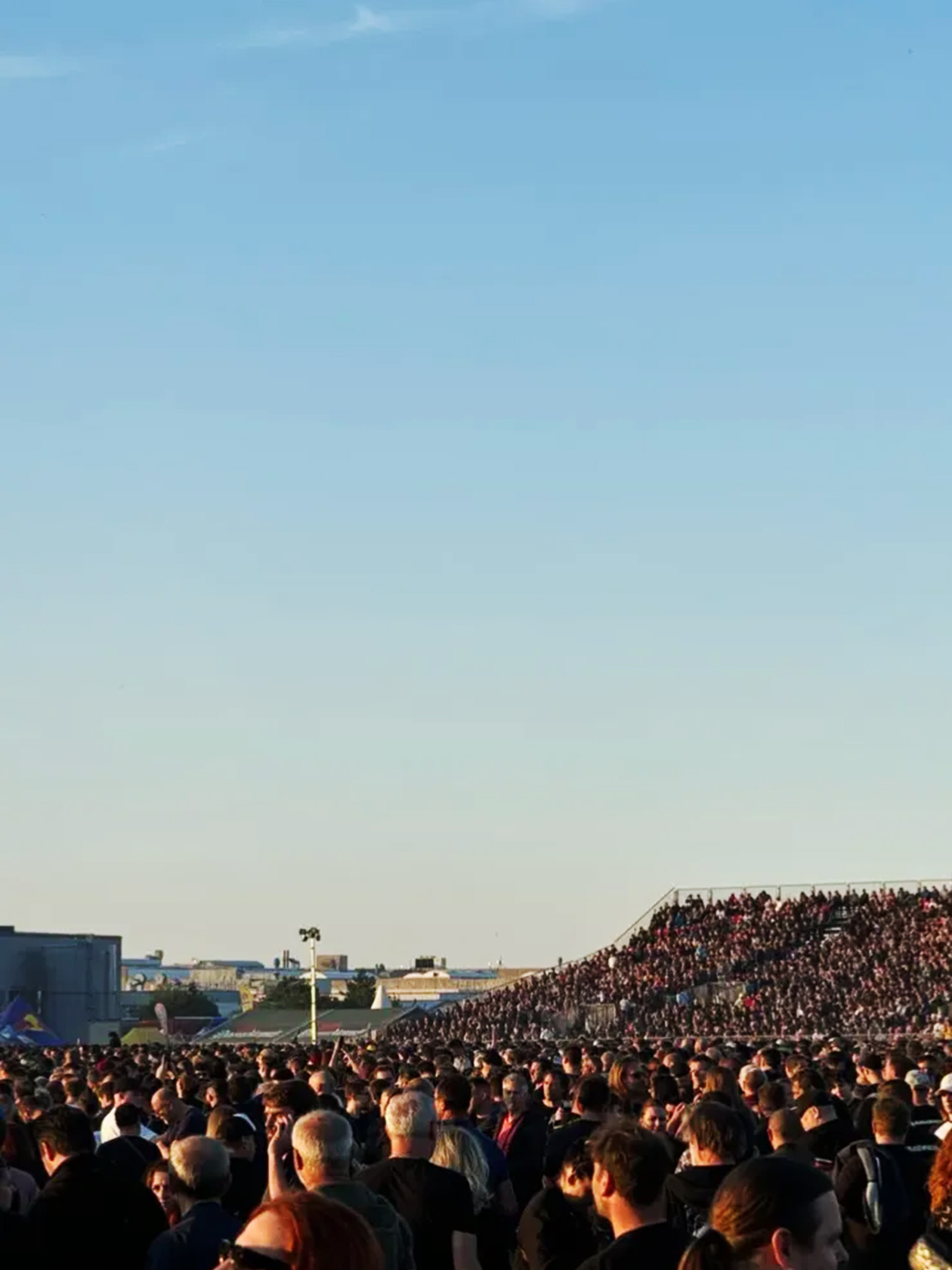 На стадионе колоссальное количество народа, на ближайшую сотню метров от меня во все стороны стояли люди