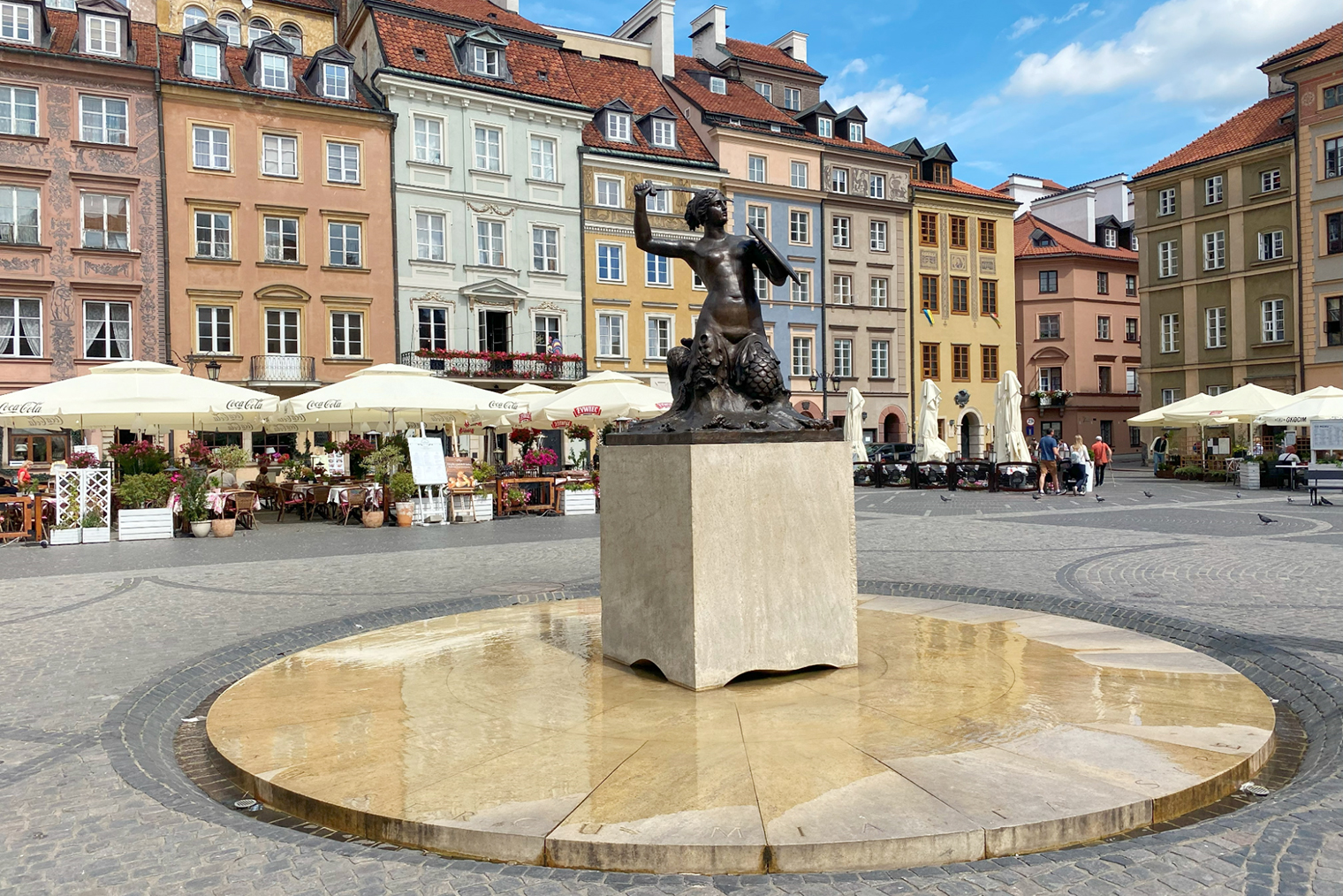 Мне понравилась Рыночная площадь Старого города с монументом Варшавской русалки