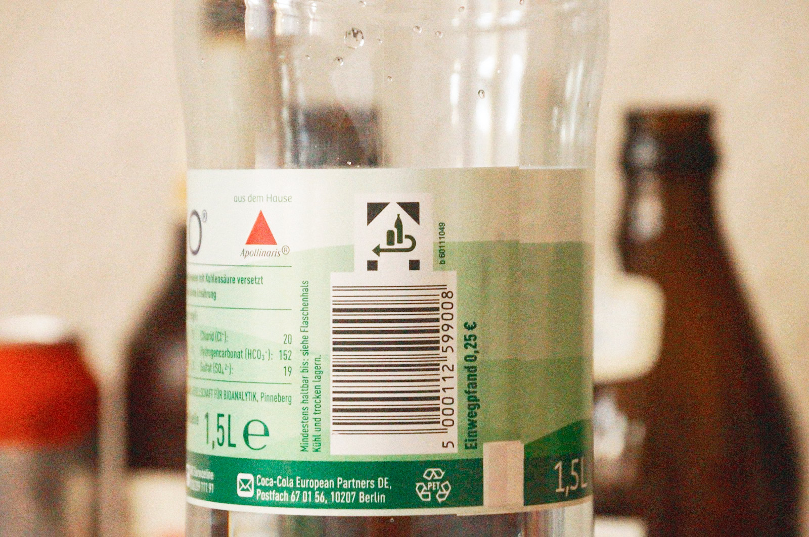 На этой пластиковой бутылке сразу две подсказки: специальное обозначение наверху и надпись с указанием суммы депозита справа от штрихкода