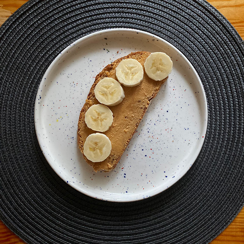 На завтрак — зерновой хлеб с арахисовой пастой и бананом