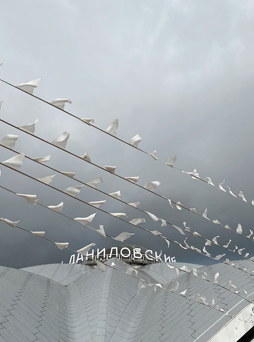 Люблю Даниловский рынок по утрам: на ветру колышутся белые флажки на голубом фоне неба. В пасмурные дни над металлическим куполом нависают свинцовые тучи. Даже не знаю, какая картина мне нравится больше